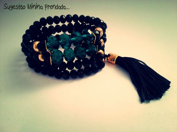 PULSEIRA EM CRISTAIS DE VIDRO PRETA E VERDE COM TASSEL