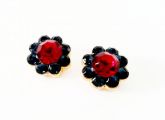 BRINCO PEQ. BASE FLOR COM STRASS SWAROVSKI VERMELHO E AZUL