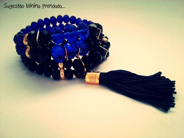 PULSEIRA EM CRISTAIS DE VIDRO PRETA E AZUL BIC COM TASSEL